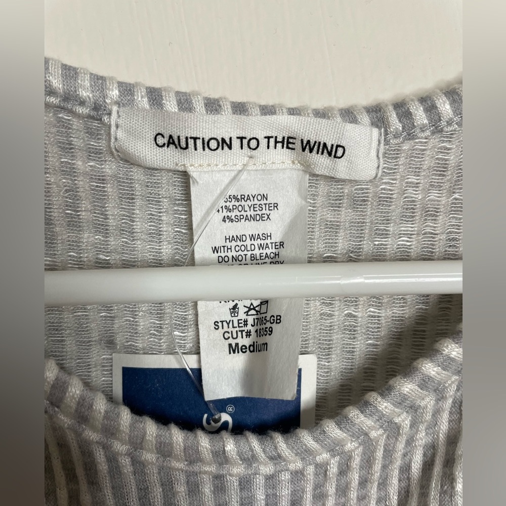 Caution to the Wind Grey/white top size small - Picture 4 of 7